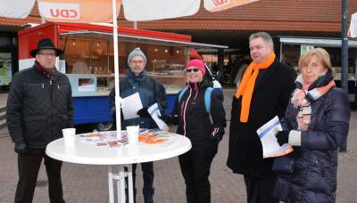 Infostand mit Clemens Krner, Burgunder Platz, 01.03.2018 - Unterstützer und Kandidat für die Kälte bestens ausgestattet